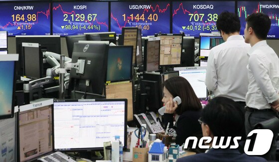 11일 오후 서울 중구 KEB하나은행 딜링룸에서 직원들이 업무를 보고 있다.. 2018.10.11/뉴스1 © News1 이재명 기자
