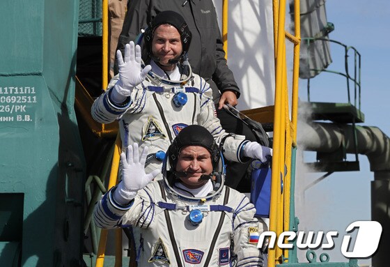 카즈흐스탄에서 11일 발사된 러시아 소유주 우주선에 탔던 미국과 러시아의 우주비행사들.© AFP=뉴스1
