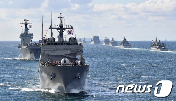 2018 대한민국 해군 국제관함식 해상사열이 열린 11일 제주 서귀포시 해상에서 함정들이 기동하고 있다. (해군 제공) 2018.10.11/뉴스1