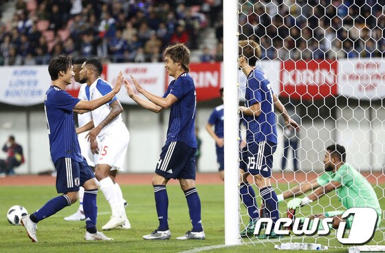 일본 축구 대표팀 선수들이 12일 일본 니가타의 덴카 빅 스완 스타디움에서 열린 파나마와의 평가전에서 득점 후 세리머니를 하고 있다. © AFP=News1