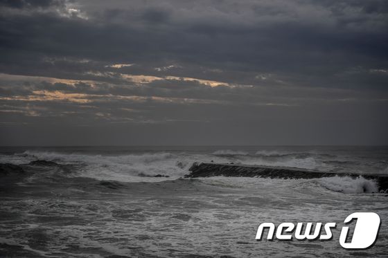 허리케인 '레슬리'가 접근해오면서 포르투갈 수도인 리스본 근교의 카파리카 해변에 높은 파도가 치고 있다. © AFP=뉴스1