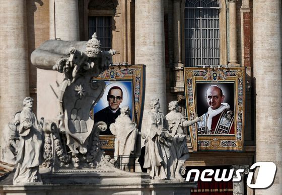 프란치스코 교황은 14일 오스카 로메로 대주교(왼쪽)와 교황 바오로 6세(오른쪽)을 가톨릭 성인으로 선포했다. © AFP=뉴스1