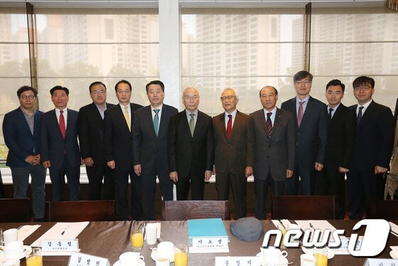 이효성 방송통신위원장과 유료방송사업자 대표들. (방통위 제공) © News1