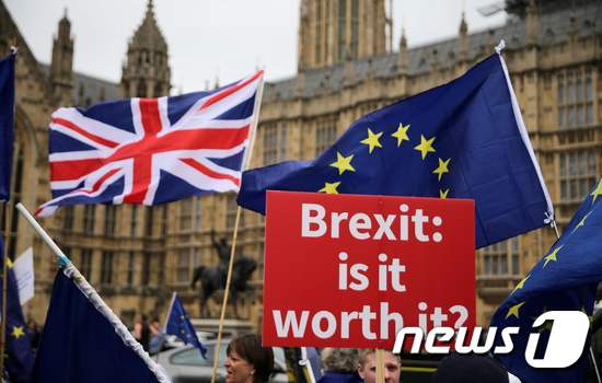 브렉시트 반대 시위대들이 영국 런던 국회의사당에서 유럽연합(EU)기와 영국 국기를 든 채 시위를 벌이고 있다. © News1 (자료사진)