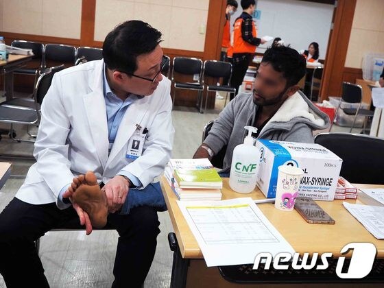 지난해 명지병원 사랑나눔의료봉사단의 무료 의료봉사활동 모습. /사진제공=명지병원 © News1