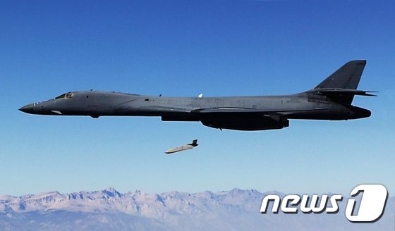 미 공군 전략폭격기 B-1B  '랜서' 에서 '합동장거리공대지미사일'(JASSM)이 발사되고 있다. (록히드마틴 제공) © News1