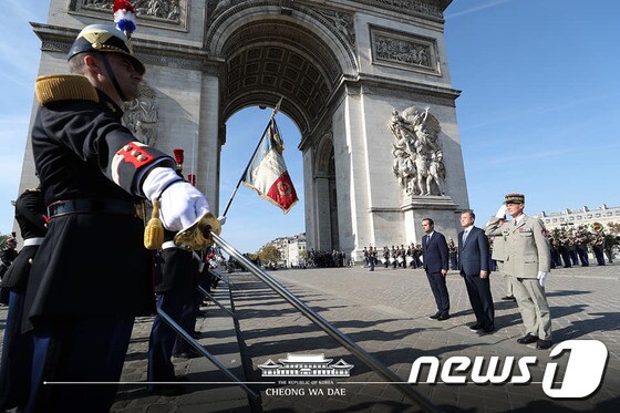 문재인 대통령이 15일 오후(현지시간) 프랑스 파리 개선문에서 열린 공식환영식에서 의장대를 사열하고 있다.(청와대 페이스북) 2018.10.15/뉴스1