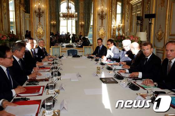 문재인 대통령(왼쪽 두번째)이 15일 오후(현지시간) 프랑스 파리 엘리제궁에서 에마뉘엘 마크롱 대통령(오른쪽 두번째)과 정상회담을 갖고 있다. 2018.10.15 AFP/뉴스1 © AFP=뉴스1 © News1 안은나 기자