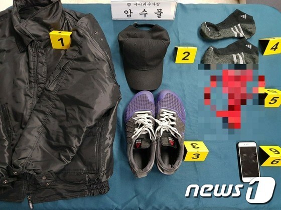 '동덕여대 알몸남' 사건의 피의자 박모씨(28)가 범행 당시 입었던 옷들. (서울 종암경찰서 제공) © News1
