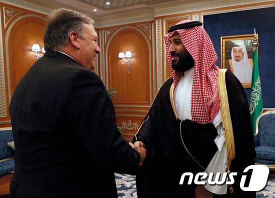 마이크 폼페이오 미국 국무장관(왼쪽)과 무함마드 빈 살만 사우디아라비아 왕세자. © AFP=뉴스1