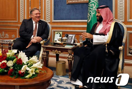 마이크 폼페이오 미국 국무장관이 16일(현지시간) 리야드에서 무함마드 빈 살만 사우디 아라비아 왕세자를 만나 대화를 하고 있다.  © AFP=뉴스1