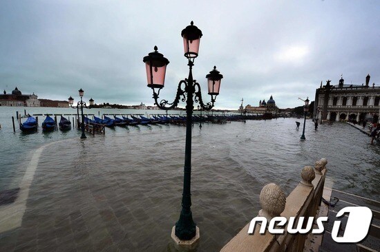 2012년 홍수로 물에 잠긴 베네치아 산마르코 광장.  © News1 (자료사진)