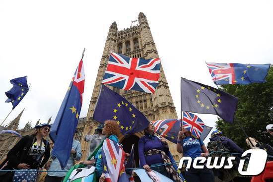 영국 런던 국회의사당 앞에서 브렉시트에 반대하는 시위대들이 EU기와 영국 국기를 흔들고 있다. © News1 (자료사진)