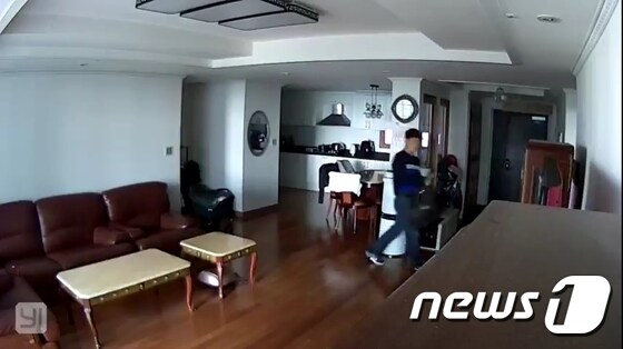 피해자 자택 내 CCTV에 찍힌 피의자 A씨의 범행 장면. (서울 수서경찰서 제공)© News1