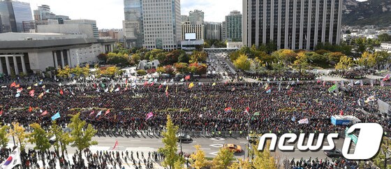 '하루벌이' 택시기사들, 운전대 놓고 광화문 광장으로