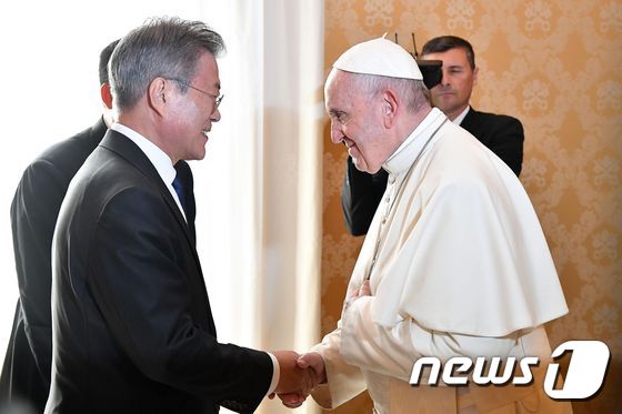 프란치스코 교황 만난 문재인 대통령 '北 초청 의사 전달'