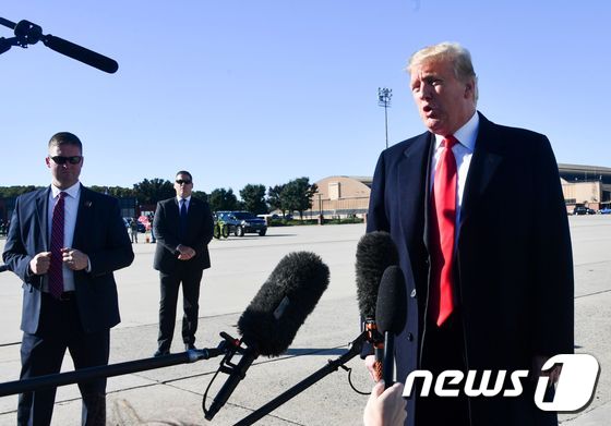 도널드 트럼프 미 대통령이 18일(현지시간) 메릴랜드주 앤드루스 공군 기지에서 전용기에 오르기 전 기자들과 인터뷰하고 있다. © AFP=뉴스1