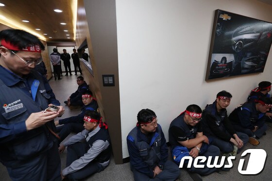 '법인 분리 안된다'...한국지엠 사장실 앞 연좌 농성