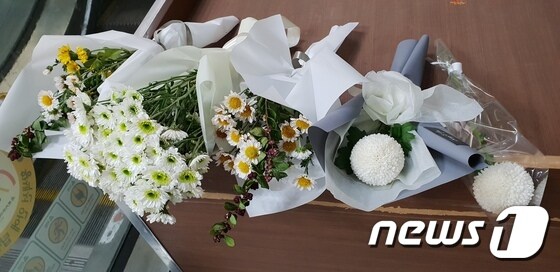 살인사건이 일어난 서울 강서구 외발산동의 한 PC방 현장 주변에 국화꽃이 놓여있다. © News1