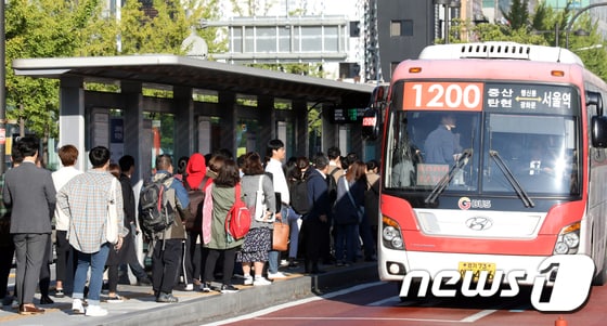 광역버스를 이용하려는 시민들의 모습.(뉴스1 자료사진)© News1 황기선 기자