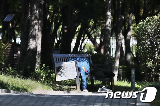 서울 종로구 세종로 공원에서 한 노인이 길거리 벤치에 누워 잠을 청하고 있다. 2018.10.2/뉴스1 DB © News1 송원영 기자