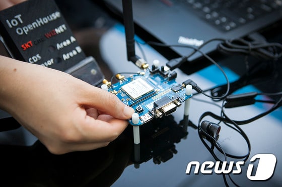  IoT음성모듈이 탑재된 테스트 단말기. (SK텔레콤 제공) © News1