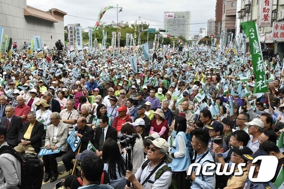 20일 대만독립을 촉구하는 시위가 대만의 수도인 타이페이 민진당 앞에서 열렸다. 이번 시위에 12만 명이 참석해 대만 독립을 위한 국민투표를 실시하라고 주장했다. © AFP=뉴스1 © News1 