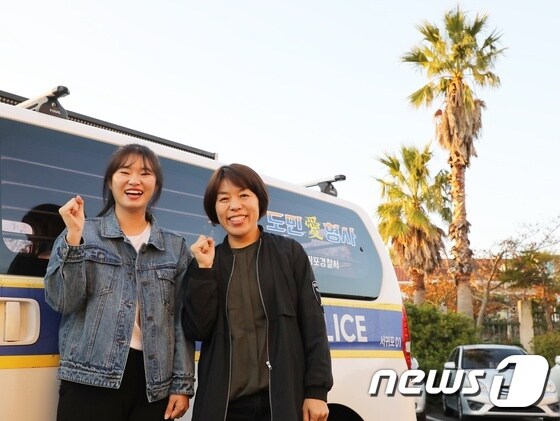 지난 19일 서귀포경찰서 앞에서 김미경 형사(43·오른쪽)와 조다솜 형사(24)가 환하게 웃고 있다. 2018.10.21/뉴스1 © News1 안서연 기자