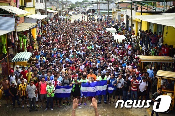 과테말라를 거쳐 멕시코에 입국하려는 온두라스 출신 이민자들이 20일(현지시간) 국경지대에서 대규모 시위를 벌이고 있다. © AFP=뉴스1