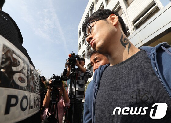 PC방 아르바이트생을 살해한 혐의로 구속된 피의자 김성수(29)가 22일 오전 정신감정을 받기 위해 서울 양천경찰서에서 국립법무병원 치료감호소로 이송되고 있다.2018.10.22/뉴스1 © News1 신웅수 기자