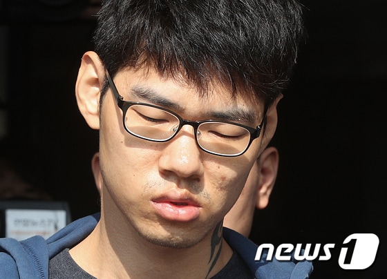PC방 아르바이트생을 살해한 혐의로 구속된 피의자 김성수(29)가 22일 오전 정신감정을 받기 위해 서울 양천경찰서에서 국립법무병원 치료감호소로 이송되고 있다. 김성수는 지난 14일 서울 강서구의 PC방에서 서비스가 불친절하다는 이유로 아르바이트생을 흉기로 찔러 살해한 혐의를 받고 있으며 경찰은 이날 김성수의 얼굴과 성명, 나이를 공개하기로 결정했다. 2018.10.22/뉴스1 © News1 신웅수 기자