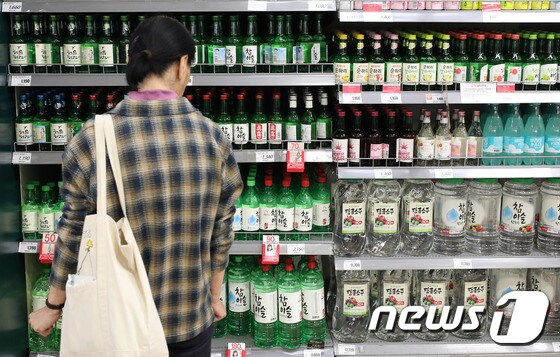 22일 오후 서울시내 한 대형마트에서 한 소비자가 소주를 구매하고 있다.. 2018.10.22/뉴스1 © News1 박세연 기자
