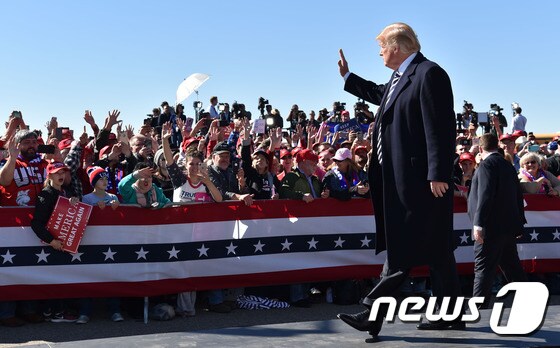 지난 20일(현지시간) 네바다 주에서 실시한 유세에서 도널드 트럼프 대통령이 지지자들에게 손을 흔들고 있다. © AFP=뉴스1