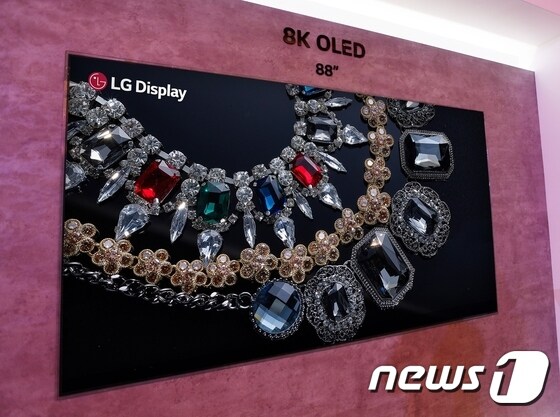 LG디스플레이가 세계 최초로 개발한 88인치 8K 올레드(OLED) 패널. © News1