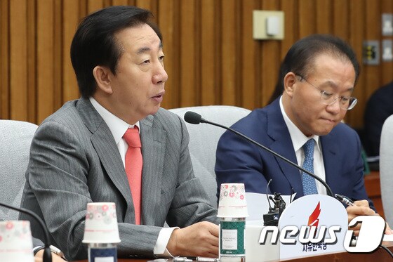 김성태 자유한국당 원내대표(왼쪽). /뉴스1 © News1 임세영 기자