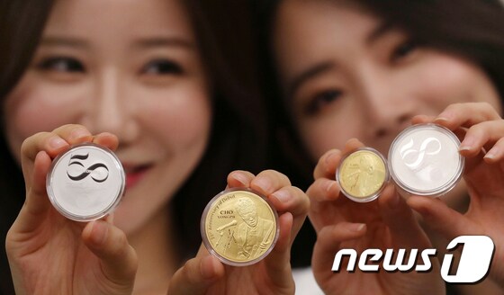 한국조폐공사 '가왕 조용필 50주년 기념메달 출시'