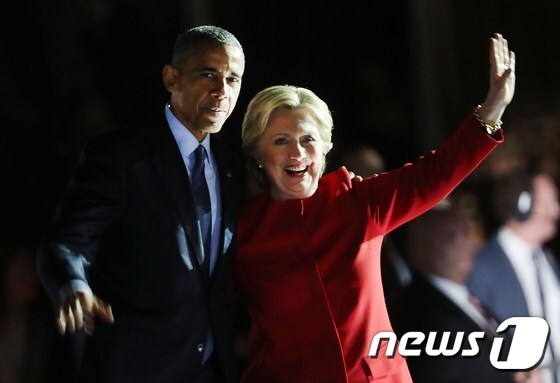 버락 오바마 전 미국 대통령과 힐러리 클린턴 전 미 국무장관 <자료사진> © AFP=뉴스1