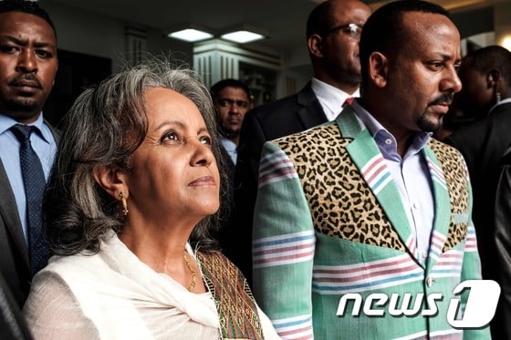 사흘레워크 주드 신임 에티오피아 대통령(왼쪽)과 아비 아흐메드 총리 © AFP=뉴스1