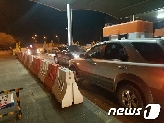 27일 오후 10시 55분 경부고속도로 서울산 톨게이트에서 역주행하던 쏘렌토가 정상 운행하는 차량들과 마주보면서 가로막은 모습.(부산지방경찰청 제공)© News1