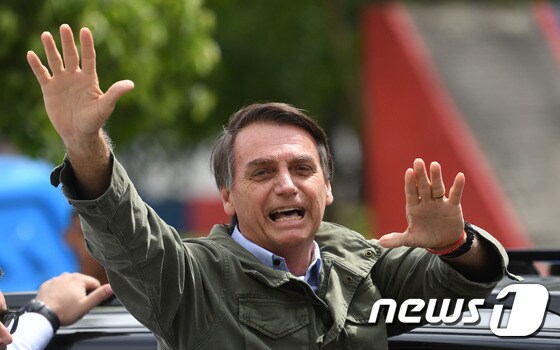 자이르 보우소나루 브라질 대통령 당선인이 지난달 리우데자네이루에서 대선 결선투표에서 승리한 뒤 지지자들에게 손을 흔들고 있다.  © AFP=뉴스1 © News1 우동명 기자