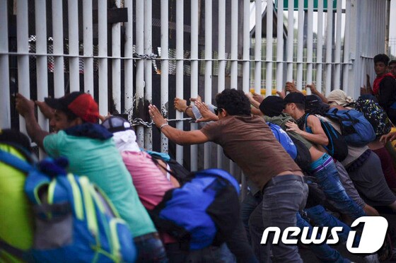 과테말라-멕시코 국경에서 충돌을 빚은 캐러밴. © AFP=뉴스1
