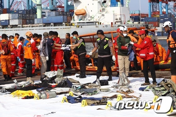 인도네시아 수색대원들이 북자카르타 인근 항구에서 발견한 라이온에어 항공기 사고 희생자들의 소지품을 정리하고 있다. 2018.10.29AFP/뉴스1 © AFP=뉴스1