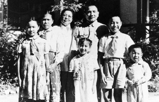 덩샤오핑 가족 사진.  가운데가 덩샤오핑이고 오른쪽이 장남 덩푸팡이다 - 중국 공산당 홈피 갈무리