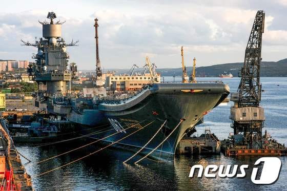 수리를 위해 러시아 무르만스크에 정박해 있는 러시아 해군 항공모함 '쿠즈네초프 제독'함 <자료사진> © AFP=뉴스1