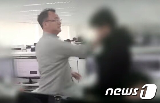 양진호 한국미래기술 회장이 웹하드 업체 '위디스크'의 전 직원을 폭행하는 영상. © News1 신웅수 기자