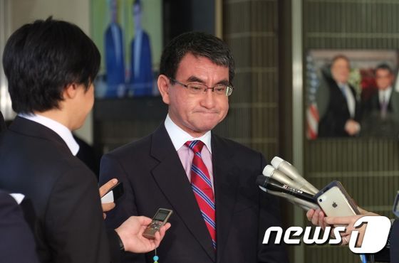 고노 다로 일본 외무상이 31일(현지시간) 도쿄 외무성에서 기자들의 질문에 답변을 하고 있다. 고노 외무상은 이날 한국 대법원의 강제징용 배상 판결에 대해 