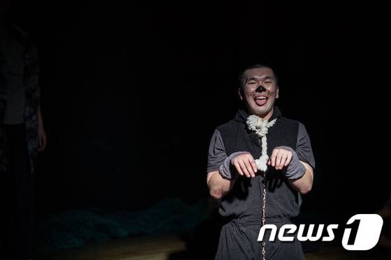 연극 '광인일기' 초·재연에서 개 역할을 맡은 민현기 배우 (제공 극단 신세계)© News1