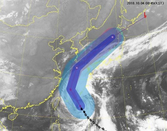 제 25호 태풍 콩레이(KONG-REY) 진입 예상경로 및 위성사진 (4일 오전 8시 기준). (기상청 제공)