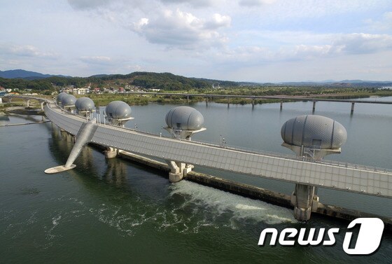 4일 오후 수문을 개방한 경기도 여주 이포보에 한강 물이 흐르고 있다. 2018.10.4/뉴스1 © News1 박세연 기자