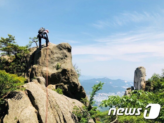 도봉산의 암벽등반루트 배추흰나비의 추억길 하강 지점에서 하강용 로프를 설치하는 한 산악인. 이 사진은 해당 사건과 관련이 없음. © News1